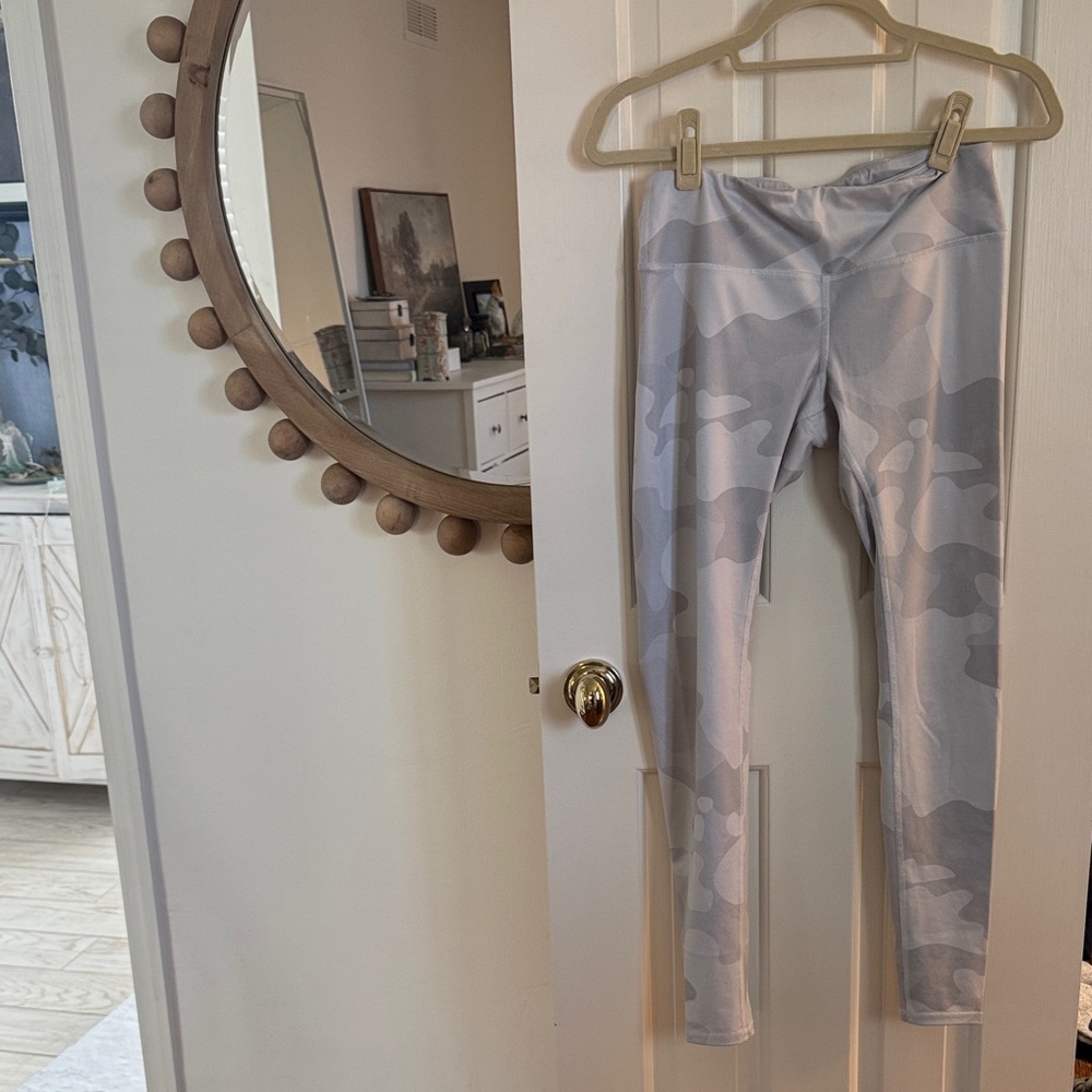ALO Yoga Light Gray Camouflage Leggings